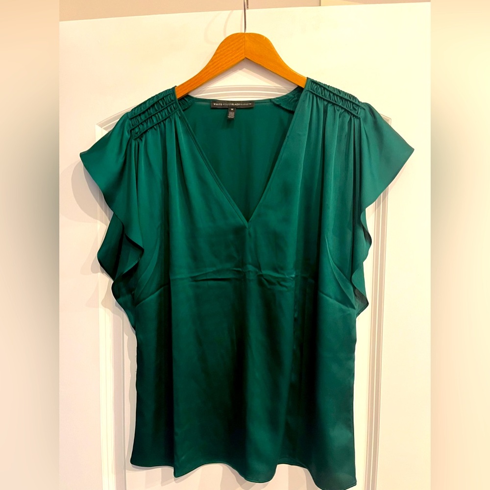 New w/o tag Beautiful White House Black Market Green Top Size M. Never worn.